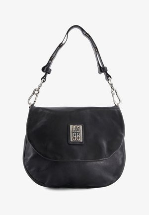 Czarna skórzana torebka o zaokrąglonym kształcie, srebrne okucia oraz przednia klapa z wytłoczonym znakiem logo. W zestawie regulowany pasek.