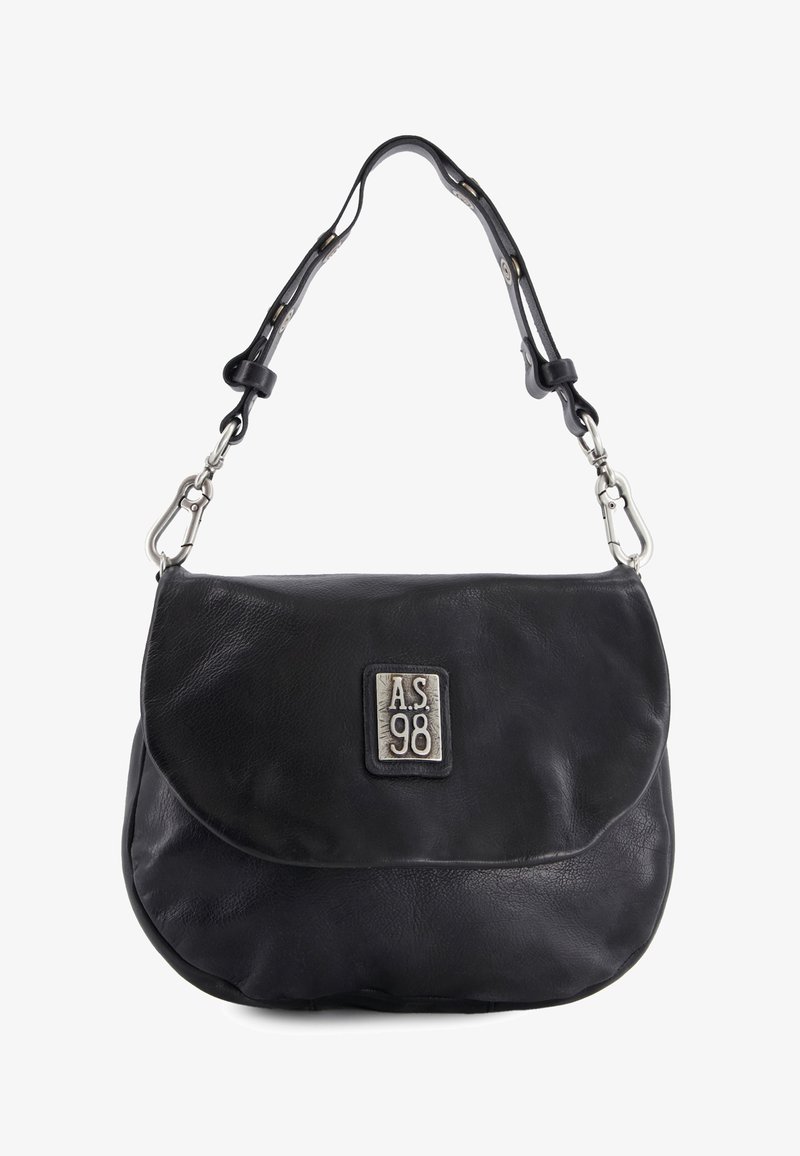 Czarna skórzana torebka o zaokrąglonym kształcie, srebrne okucia oraz przednia klapa z wytłoczonym znakiem logo. W zestawie regulowany pasek.