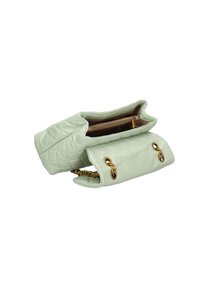 Borsa a tracolla verde menta trapuntata con un accento a catena. Presenta una pattina pieghevole e scomparti interni, evidenziando una texture in pelle liscia.