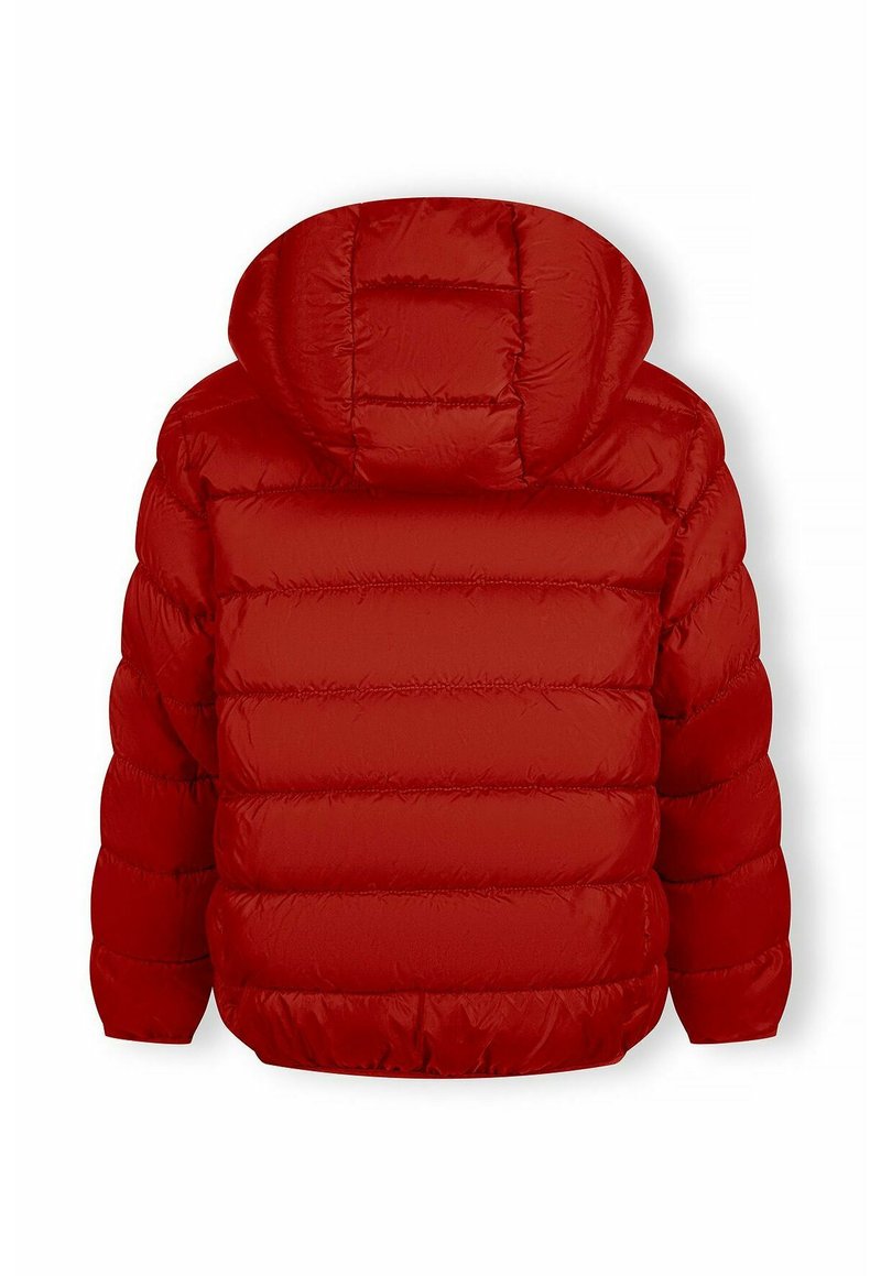 Czerwona kurtka puchowa z kapturem, z poziomymi, pikowanymi sekcjami, elastycznymi mankietami i dołem oraz błyszczącą, gładką teksturą.
