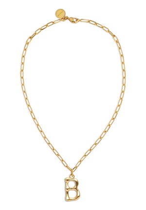 Collar de cadena de oro con eslabones alargados y un colgante pulido en forma de letra B, que cuenta con una pequeña etiqueta redonda con la marca cerca del cierre.
