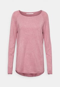 Różowa bluzka z długim rękawem i okrągłym dekoltem, wykonana z miękkiej, teksturowanej dzianiny, z lekko zaokrąglonym dołem.