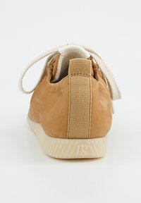 Braune Leder-Sneaker mit strukturiertem Hinterteil, Baumwollsenkeln und einer weißen Gummisohle, die vertikale Streifen und ein Logo an der Ferse aufweist.