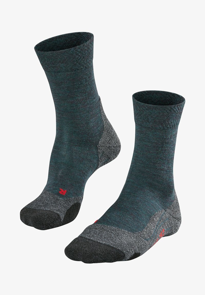 Dos pares de calcetines hasta el medio de la pantorrilla en color verde azulado oscuro y gris. Cuentan con una puntera reforzada, suela acolchada y un logo rojo en el lateral.