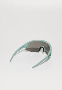 Sonnenbrille mit einem hellblauen Kunststoffrahmen, grau getönten Gläsern und einem schlanken Design. Verfügt über gebogene B�ügel und verstellbare Nasenpads.