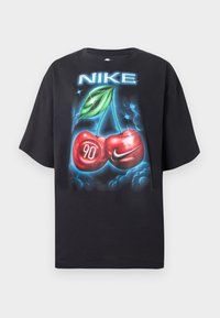 Μαύρο μπλουζάκι Nike με γραφικό φωτεινών κερασιών, το ένα σημειωμένο με "90" και το άλλο με το λογότυπο Nike Swoosh, κάτω από το λογότυπο Nike.