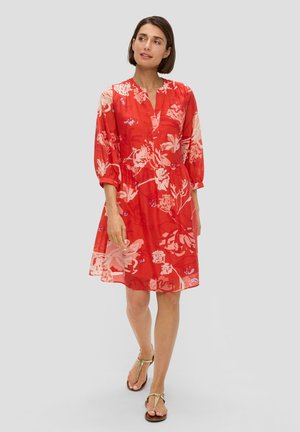 Rood bloemenjurk met driekwart mouwen, een V-halslijn en een vloeiende silhouet. Heeft een gedurfde bloemenprint in lichtere tinten.