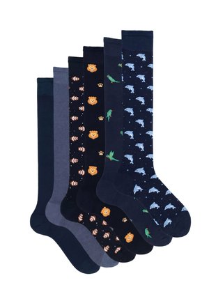 Sei paia di calzini al ginocchio nei toni del blu navy e grigio, con motivi di delfini, pappagalli, leoni, pesci pagliaccio e colori solidi.