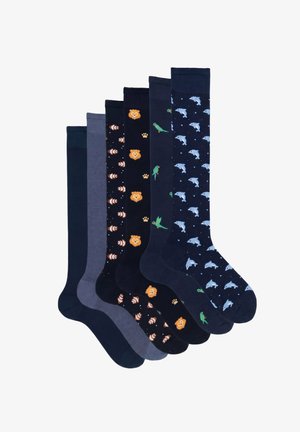 Zes paar kniekousen in marine- en grijstinten, met patronen van dolfijnen, papegaaien, leeuwen, clownvissen en effen kleuren.