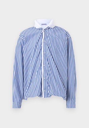 Zilā un baltā svītraina garām piedurknēm krekls ar pogājamu apkakli un priekšējo kabatu, izgatavots no viegla auduma. Pogas priekšā.