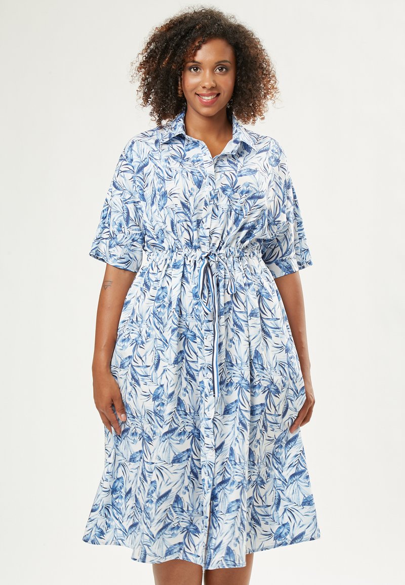 Abito camicia con maniche corte, caratterizzato da un motivo a foglie blu e bianche, una vita elastica e un design a gonna svasata.