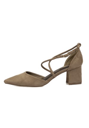 Zapato de mujer de ante marrón con puntera puntiaguda, tacón grueso y tiras cruzadas en el tobillo con cierre de hebilla.