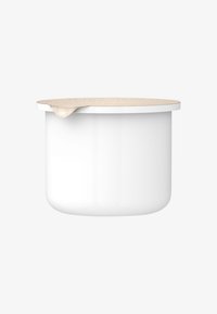 Vit keramikbehållare med rund form, har ett beige, texturerat lock som sticker ut något över kanten. Mjukt ytskikt.