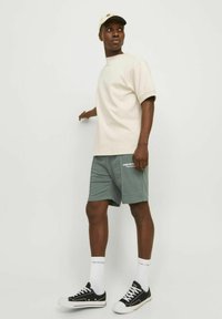 Jack & Jones JPSTKANE VESTERBRO - Tracksuit bottoms - laurel wreath
