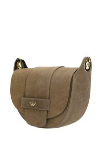 Καφέ τσάντα crossbody από σουέντ με καμπυλωτό καπάκι και χρυσά μεταλλικά κρικάκια, με μικρό χρυσό λογότυπο στον μπροστινό ιμάντα.
