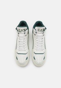 Höga sneakers i vit läder med gröna detaljer. Har rund tå, perforerat mönster, snörning och vadderad krage.