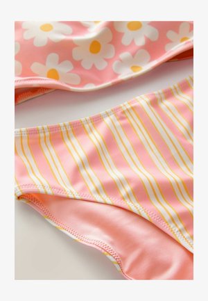 Deux pièces de maillot de bain : un haut floral rose avec des marguerites blanches et un bas rayé rose avec des lignes blanches et jaunes, texture lisse.