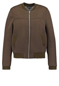 Brązowa bomberka z siateczki z metalowym zamkiem błyskawicznym, ściągaczami przy rękawach i u dołu, a także dwoma przednimi kieszeniami z kontrastowymi oliwkowymi detalami.