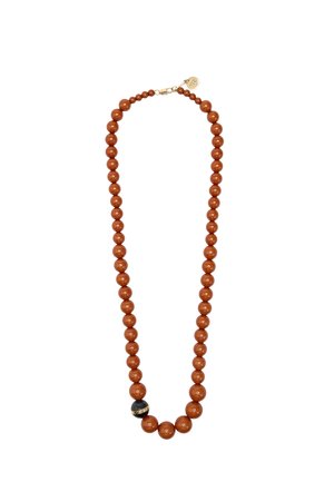 Naszyjnik z okrągłych, polerowanych brązowych koralików z jednym większym czarnym koralikiem z złotym paskiem, wykończony złotym zapięciem i małym okrągłym zawieszkiem.