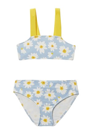 Maillot de bain deux pièces bleu côtelé avec imprimé de marguerites blanches et jaunes, et larges bretelles jaunes sur le haut.