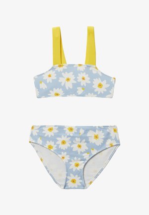 Maillot de bain deux pièces bleu côtelé avec imprimé de marguerites blanches et jaunes, et larges bretelles jaunes sur le haut.