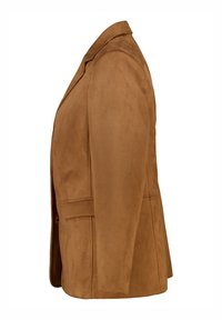 Blazer en daim marron avec un col cranté, fermeture à un bouton et poches avant ; texture lisse avec une coupe ajustée.