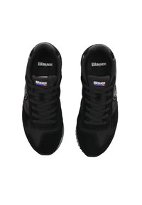 Sneaker neri realizzati con una combinazione di materiali in pelle scamosciata e mesh. Sono visibili lacci piatti, accenti testurizzati e soletta con logo.