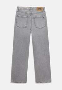 Grijze denimwide-leg jeans met een hoge taille, twee achterzakken en een bruine label met de merknaam op de tailleband.