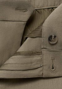 Khaki button-up jacket met textuurstof, een borstzak aan de voorkant en een omgeslagen kraag met stikdetails en een gladde voering.