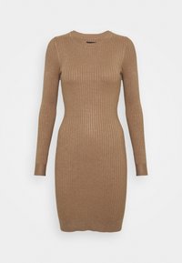 Robe pull en brun clair, avec des manches longues, une texture côtelée, un col rond et une silhouette ajustée.