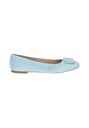 Ballerine in suede azzurro chiaro con punta arrotondata, suola piatta e dettaglio a fiocco quadrato sulla tomaia. Texture liscia su tutta la superficie.