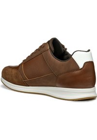 Sneaker in pelle e suede marrone con pannelli testurizzati, design con lacci e una accents sul tallone bianco. Suola leggera bianca.