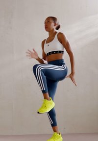 adidas by Stella McCartney ULTRABOOST SPEED - Hardloopschoenen voor op de weg - shock slime/core black