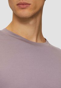 Lavendel crew-neck T-shirt van zacht katoen, met een gladde textuur en een slim fit rond de hals en schouders.