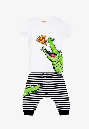 Lyhythihainen valkoinen t-paita, jossa on vihreä krokotiili -graafiikka ja pizza, yhdistettynä musta-valkoisiin raidallisiin housuihin, joissa on krokotiiliakenttejä.