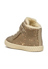 Scarpa alta color cammello con interno morbido e strap in velcro. Presenta un motivo a stella con accenti metallici e una suola in gomma testurizzata.