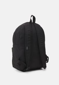 Schwarzer Rucksack aus strapazierfähigem Material, mit gepolsterten Trägern, einem Handgriff oben und Seitentaschen für zusätzlichen Stauraum. Minimalistisches Design ohne Muster.