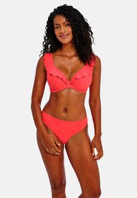 Koraal bikini set met een gerimpelde bralette met een diepe halslijn en bijpassende hoge taille onderbroek, gemaakt van een gladde, rekbare stof.