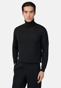 Črni pulover s turtleneck iz mehkega pletenega materiala. Ima oprijet kroj, dolge rokave ter rebraste manšete in spodnji rob.