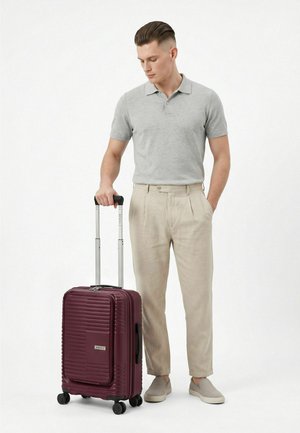 Redolz, ESSENTIALS 17 2.0 4 ROLLEN KABINENTROLLEY 55 CM LAPTOPFACH UNISEX - Trolley - burgundy