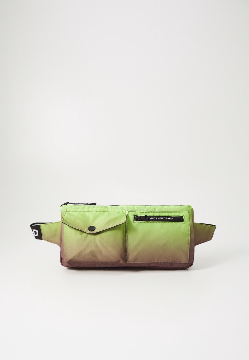 Sac banane à dégradé vert et marron avec deux poches avant, une poche à rabat avec bouton-pression et une poche zippée étiquetée "MADS NØRGAARD".