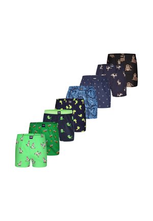 Siete pares de calzoncillos tipo bóxer para hombre en fila, cada uno con diferentes patrones coloridos de animales y temas naturales sobre fondos verdes, azul marino y negro.
