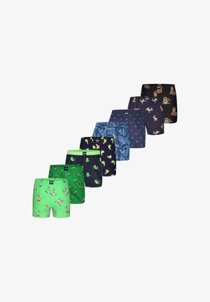 Sieben Paar Herrenboxershorts in einer Reihe, jede mit unterschiedlichen bunten Tier- und Naturmustern auf grünen, marineblauen und schwarzen Hintergründen.
