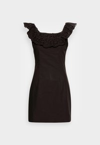 Robe noire à la silhouette ajustée, avec un col en bordure festonnée. Fabriquée dans un matériau lisse, elle ne comporte ni fermetures ni ornements visibles.