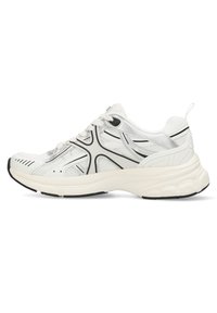 Bílé sportovní boty s černými akcenty, síťovaným svrškem, zaoblenou špičkou, polstrovanou podrážkou a šněrovacím systémem. Strany mají texturované detaily.