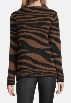 Brun og sort stribet sweater med løs pasform, ribbet tekstur og høj hals. Materialet synes at være blødt og strikket.
