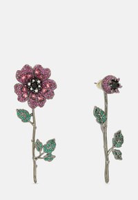 Lillelille kõrvarõngad, millel on roosa vääriskivist lillekujundus musta keskosaga, hõbedast varred ja rohelised leheaktsendid.