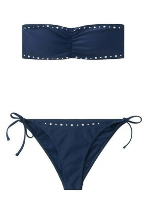 Bikini azul marino sin tirantes con tachuelas plateadas a lo largo de los bordes superiores del bandeau y de la braguita con lazos laterales.
