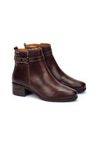 Botas de tobillo de cuero marrón con un diseño elegante, punta cuadrada, tacón bajo en bloque y detalle de hebilla plateada en el tobillo. Textura suave por toda la bota.