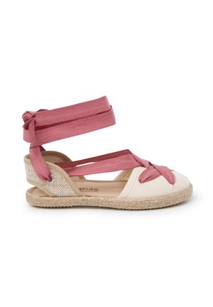 Espadrille-Sandale mit einem Obermaterial aus beigem Canvas, pinken Stoffriemen und einer gewebten Jutessohle. Verfügt über ein geknotetes Design und Knöchelbindungen.